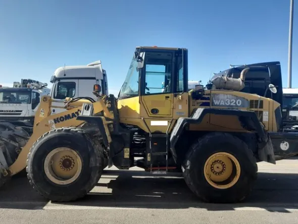 7#8084 Pala gommata articolata Komatsu WA 320-5