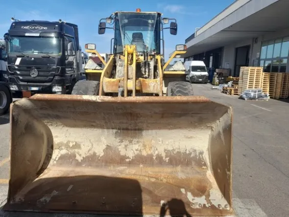 7#8084 Pala gommata articolata Komatsu WA 320-5