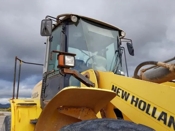 13#4479 Pala gommata New Holland