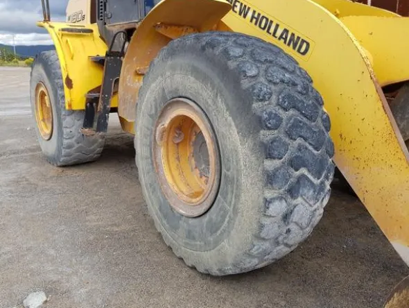 13#4479 Pala gommata New Holland