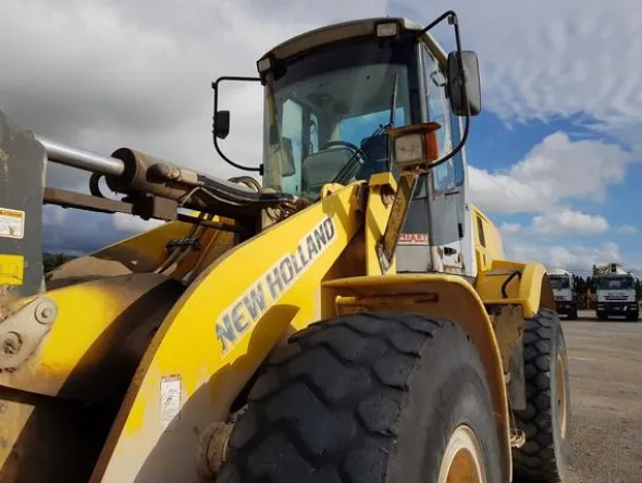 21#4479 Pala meccanica gommata New Holland