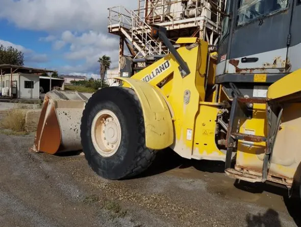 21#4479 Pala meccanica gommata New Holland