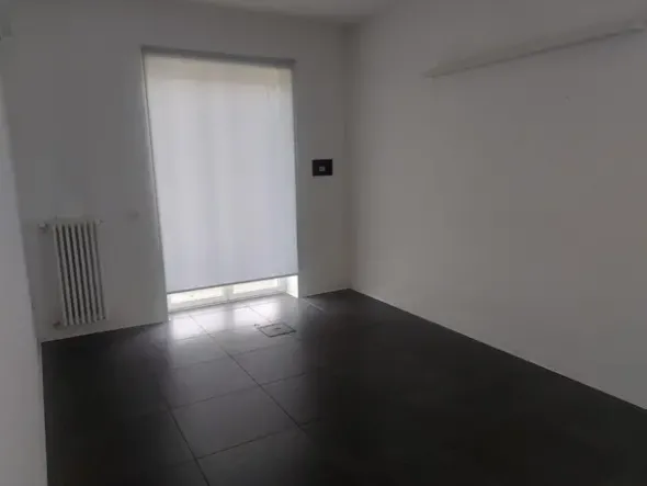 #23477 Palazzina direzionale con ampio parcheggio