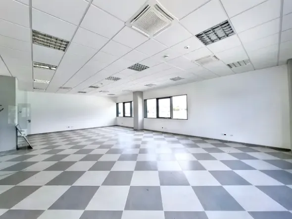 #25752 Palazzina direzionale multipiano con parcheggi, servizi accessorie corte