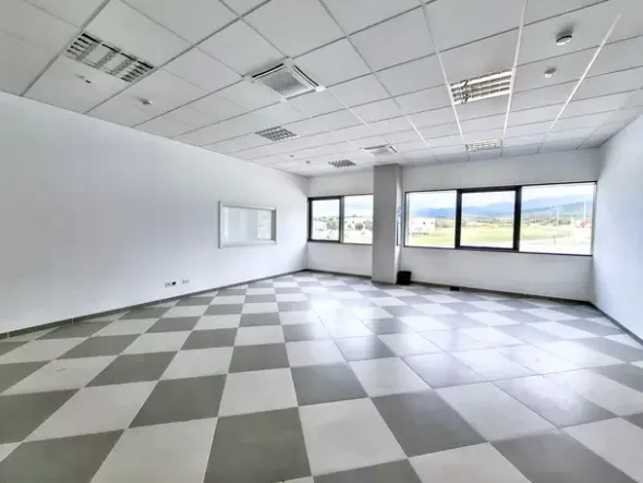 #25752 Palazzina direzionale multipiano con parcheggi, servizi accessorie corte