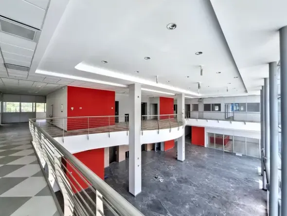 #25752 Palazzina direzionale multipiano con parcheggi, servizi accessorie corte