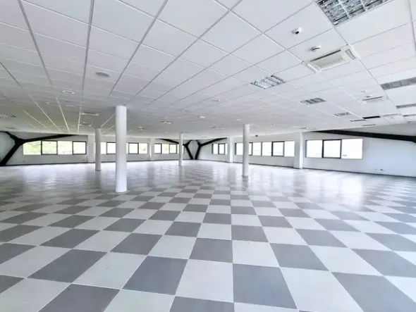 #25752 Palazzina direzionale multipiano con parcheggi, servizi accessorie corte