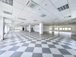 #25752 Palazzina direzionale multipiano con parcheggi, servizi accessorie corte