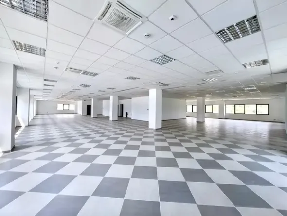 #25752 Palazzina direzionale multipiano con parcheggi, servizi accessorie corte