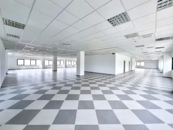 #25752 Palazzina direzionale multipiano con parcheggi, servizi accessorie corte