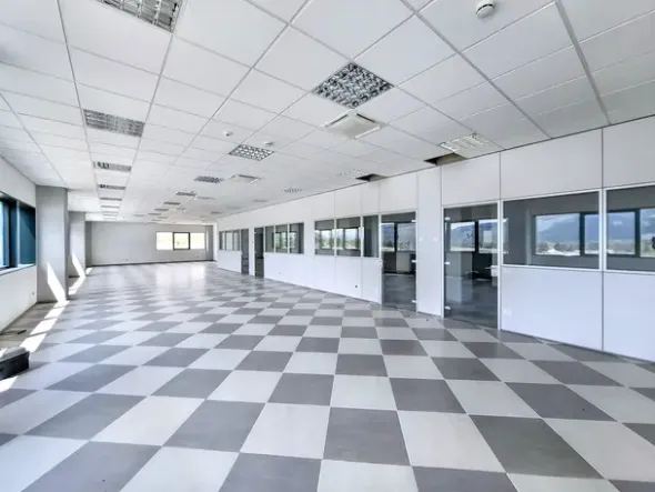 #25752 Palazzina direzionale multipiano con parcheggi, servizi accessorie corte