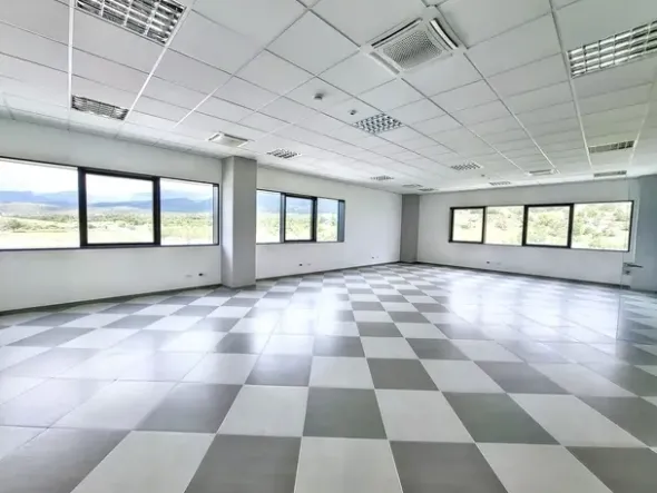 #25752 Palazzina direzionale multipiano con parcheggi, servizi accessorie corte