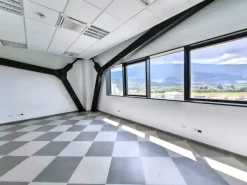 #25752 Palazzina direzionale multipiano con parcheggi, servizi accessorie corte