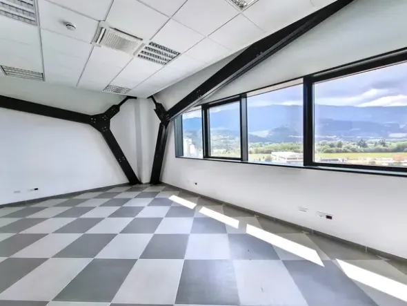 #25752 Palazzina direzionale multipiano con parcheggi, servizi accessorie corte