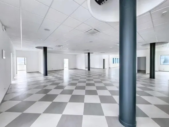 #25752 Palazzina direzionale multipiano con parcheggi, servizi accessorie corte