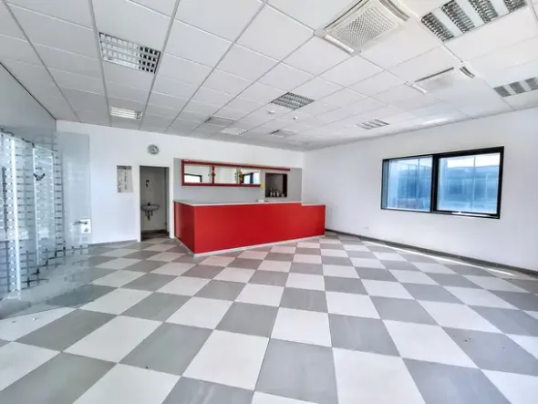 #25752 Palazzina direzionale multipiano con parcheggi, servizi accessorie corte
