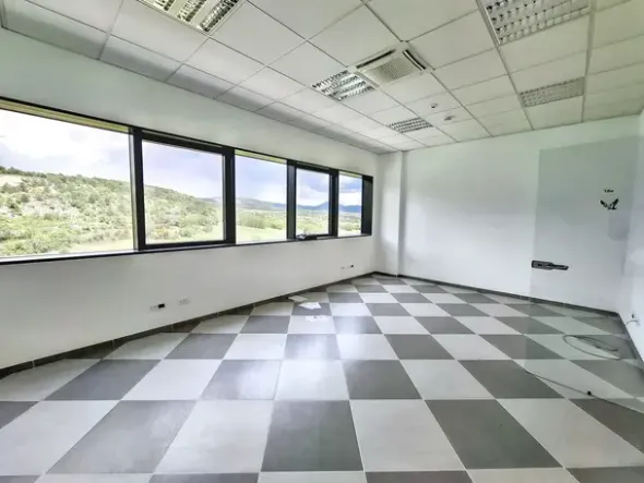 #25752 Palazzina direzionale multipiano con parcheggi, servizi accessorie corte