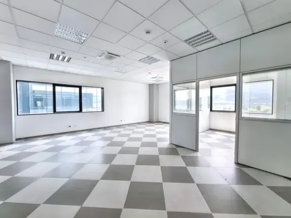 #25752 Palazzina direzionale multipiano con parcheggi, servizi accessorie corte