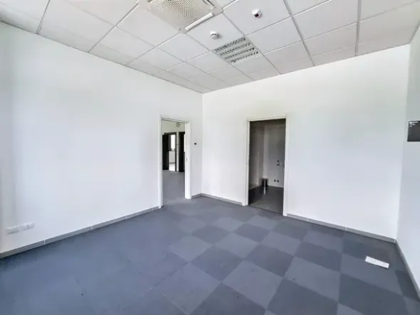 #25752 Palazzina direzionale multipiano con parcheggi, servizi accessorie corte