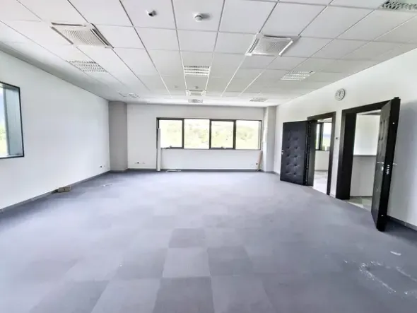 #25752 Palazzina direzionale multipiano con parcheggi, servizi accessorie corte
