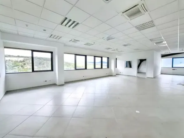 #25752 Palazzina direzionale multipiano con parcheggi, servizi accessorie corte