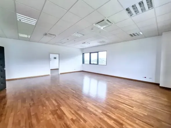 #25752 Palazzina direzionale multipiano con parcheggi, servizi accessorie corte