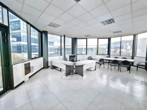 #25752 Palazzina direzionale multipiano con parcheggi, servizi accessorie corte