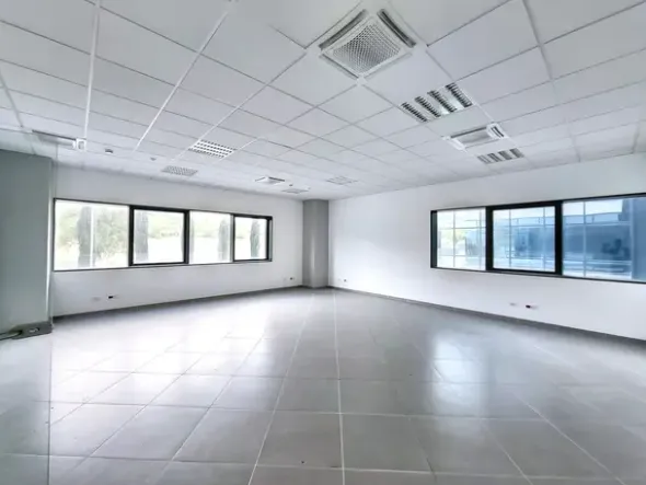 #25752 Palazzina direzionale multipiano con parcheggi, servizi accessorie corte