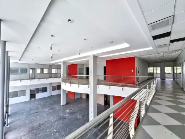 #25752 Palazzina direzionale multipiano con parcheggi, servizi accessorie corte