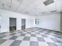 #25752 Palazzina direzionale multipiano con parcheggi, servizi accessorie corte