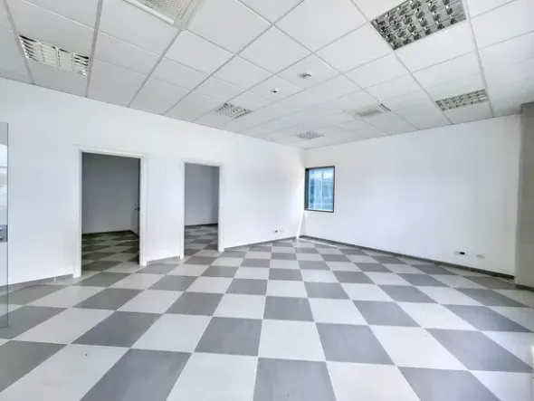 #25752 Palazzina direzionale multipiano con parcheggi, servizi accessorie corte