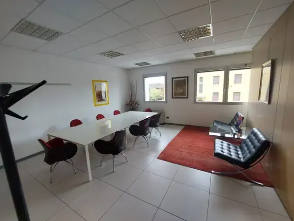 #2639425 Palazzina direzionale su tre livelli con ampia corte
