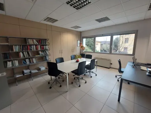 #2639425 Palazzina direzionale su tre livelli con ampia corte