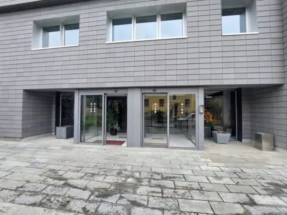 #2639425 Palazzina direzionale su tre livelli con ampia corte