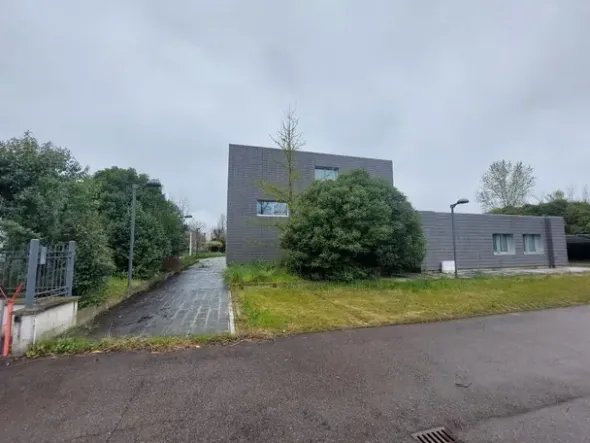 #2639425 Palazzina direzionale su tre livelli con ampia corte