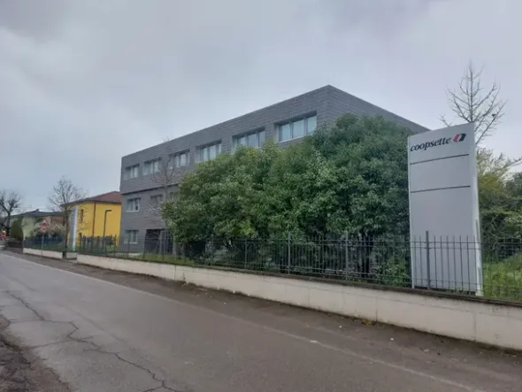 #2639425 Palazzina direzionale su tre livelli con ampia corte