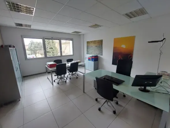 #2639425 Palazzina direzionale su tre livelli con ampia corte