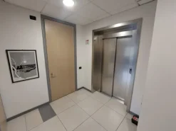 #2639425 Palazzina direzionale su tre livelli con ampia corte