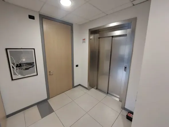 #2639425 Palazzina direzionale su tre livelli con ampia corte