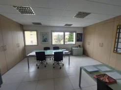 #2639425 Palazzina direzionale su tre livelli con ampia corte