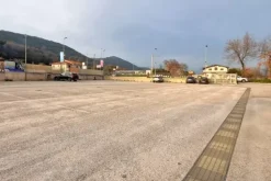 #2638554 Parco commerciale con parcheggio scoperto
