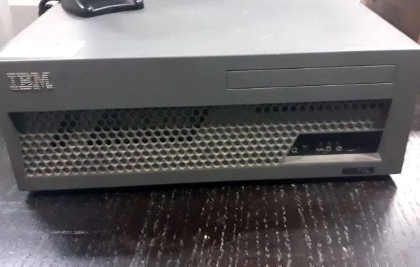 Pc touch e unità IBM con lettore codici
