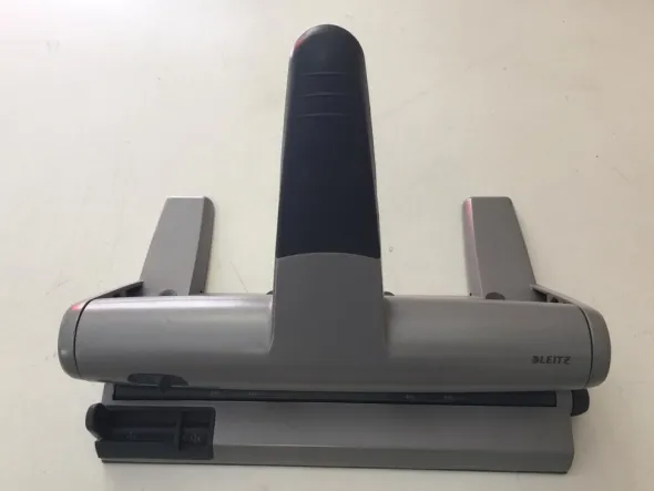 Perforatore carta 4 fori regolabile