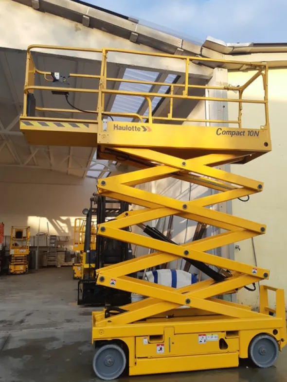 3#4873 Piattaforma aerea verticale a pantografo Haulotte Compact 10