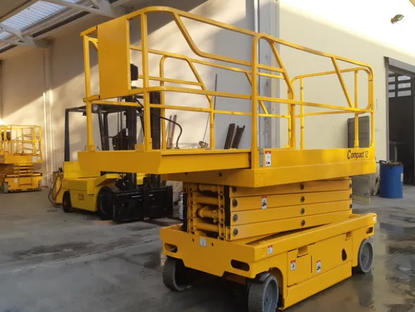 2#4873 Piattaforma aerea verticale a pantografo Haulotte Compact 12
