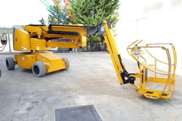 4#4535 Piattaforma semovente articolata elettrica Haulotte HA15 ip