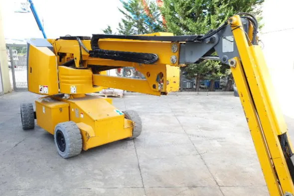 4#4535 Piattaforma semovente articolata elettrica Haulotte HA15 ip