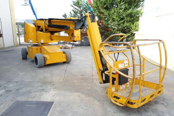 4#4535 Piattaforma semovente articolata elettrica Haulotte HA15 ip