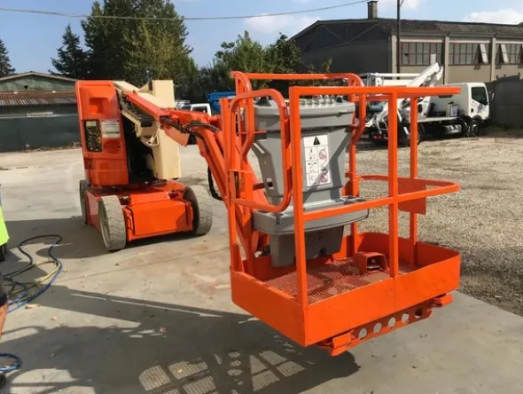 1#5501 Piattaforma semovente articolata JLG E300AJ