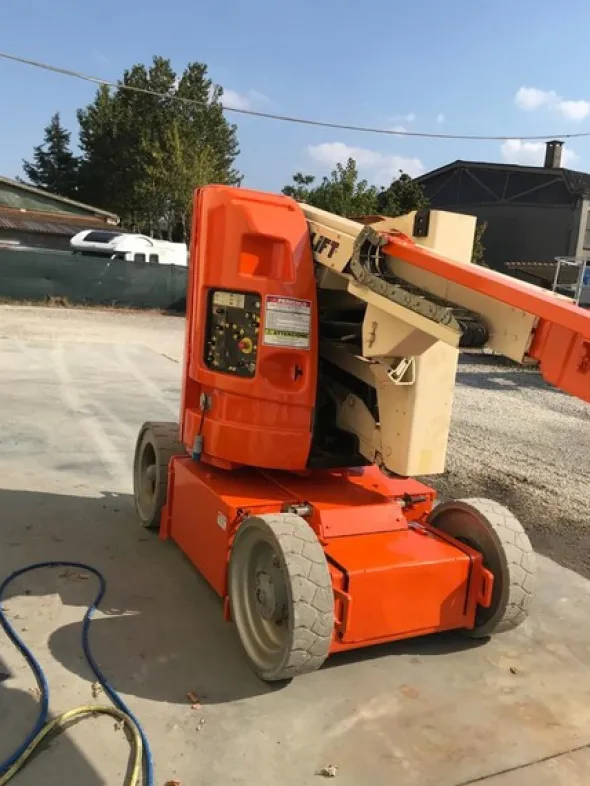 1#5501 Piattaforma semovente articolata JLG E300AJ